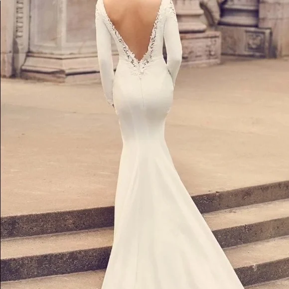 Brand new never worn before Mikaella wedding gown